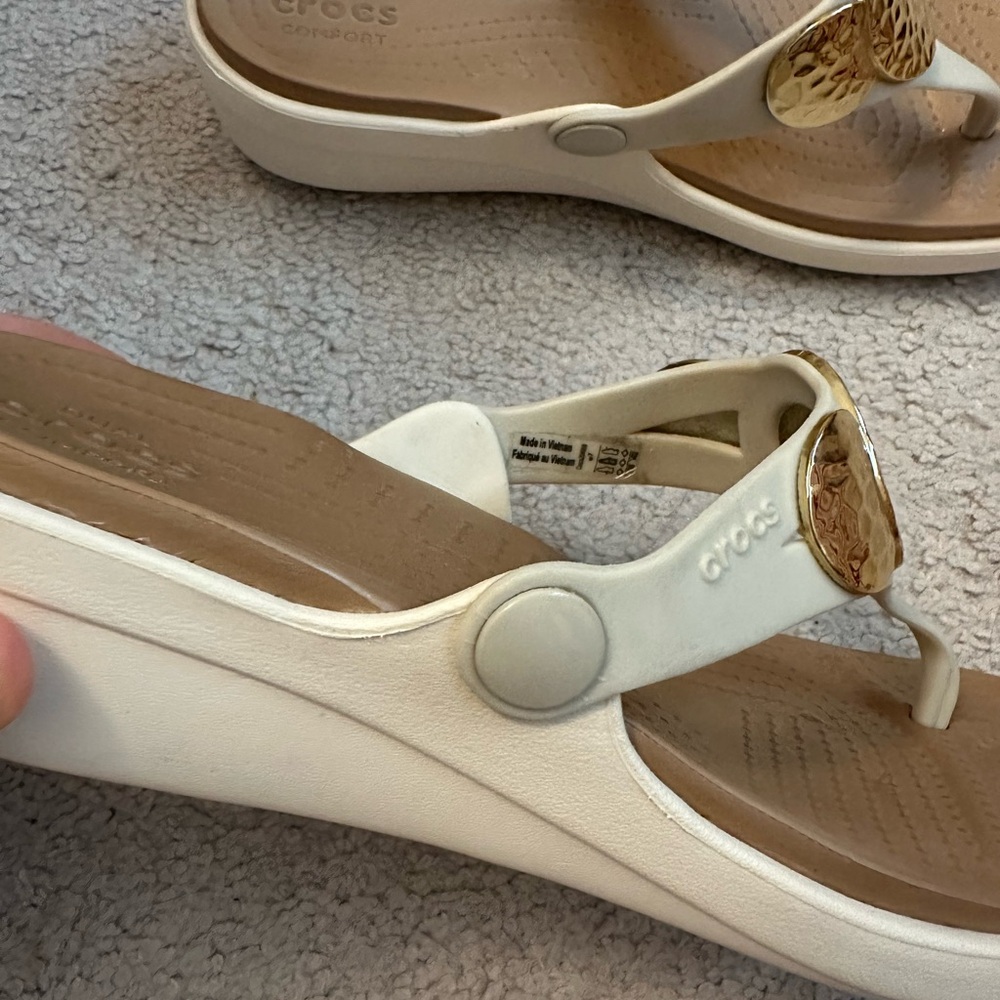 Crocs Women's White and Gold Sandals- Size 7- Like New - Picture 2 of 8
